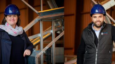 homme et femme avec casque de chantier